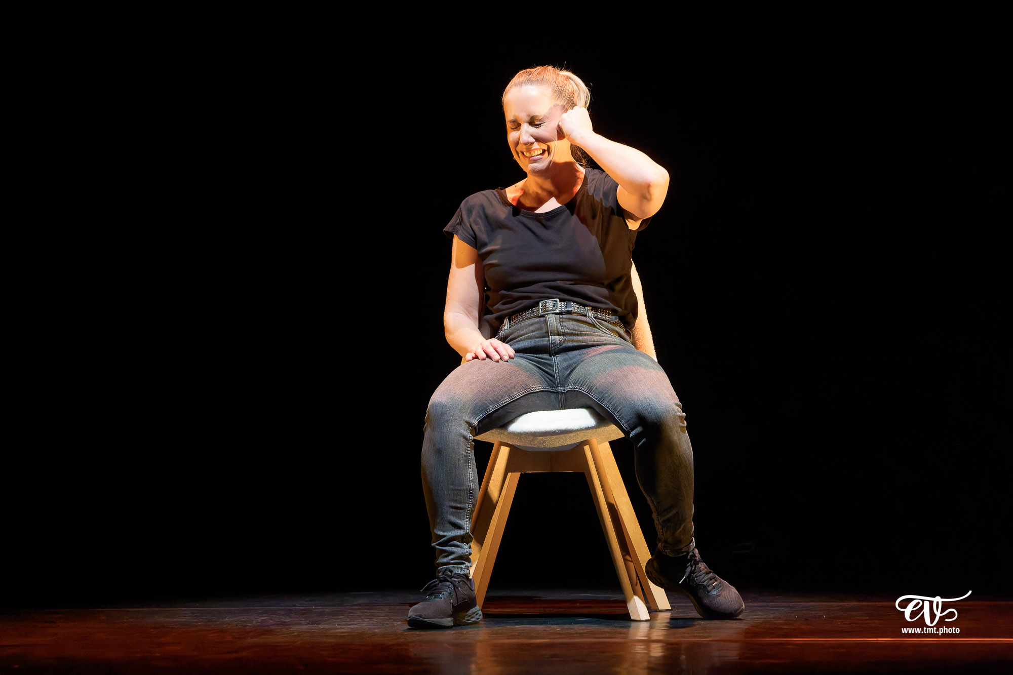 LES CHATOUILLES OU LA DANSE DE LA COLÈRE (ANDRÉA BESCOND)